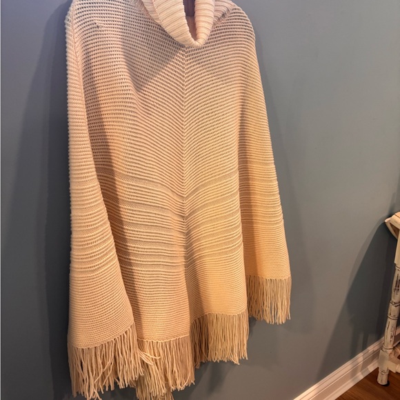 ✨ Banana Republic Merino Wool Poncho – M/L ✨ - Picture 2 of 7